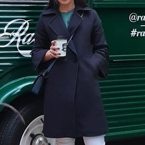 Stylish fall coat, hands 7/8, perfect condition. small rip inside